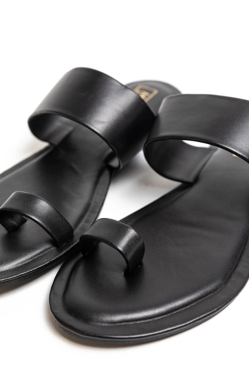 Toe ring sandals cheap new arrivals