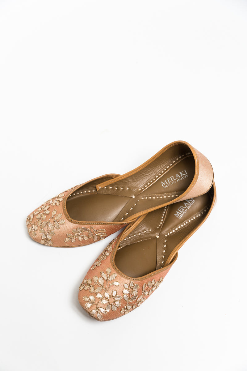 Handcrafted peach flats, inspired by South Asian Khussa/Jutti design. Made with 100% genuine leather. Intricate embroidery and comfort come together to bring the most perfect flats for any occasion, especially daytime weddings.