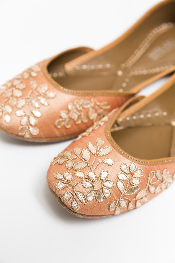 Handcrafted peach flats, inspired by South Asian Khussa/Jutti design. Made with 100% genuine leather. Intricate embroidery and comfort come together to bring the most perfect flats for any occasion, especially daytime weddings.