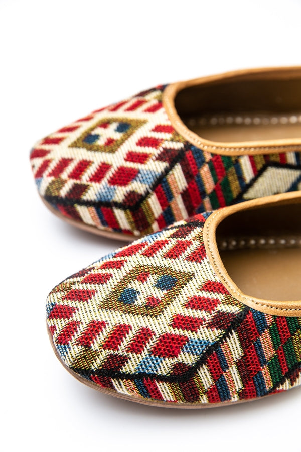 Handcrafted flats, inspired by the traditional form of South Asian Khussa/Jutti. Made with 100% genuine leather to keep you comfortable regardless of the occasion.